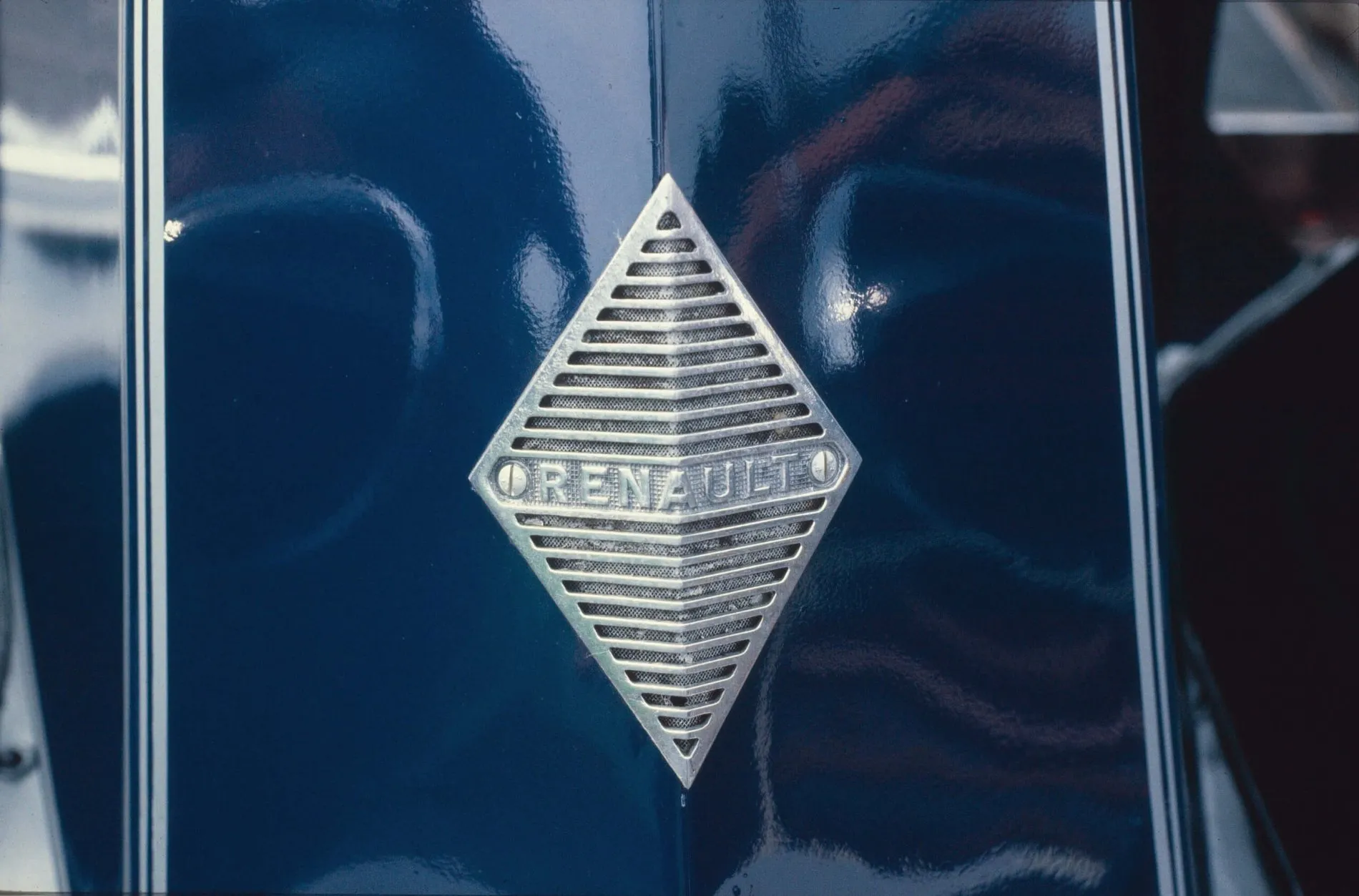 Renault yeni logo elmas 2021 ajansara (4)