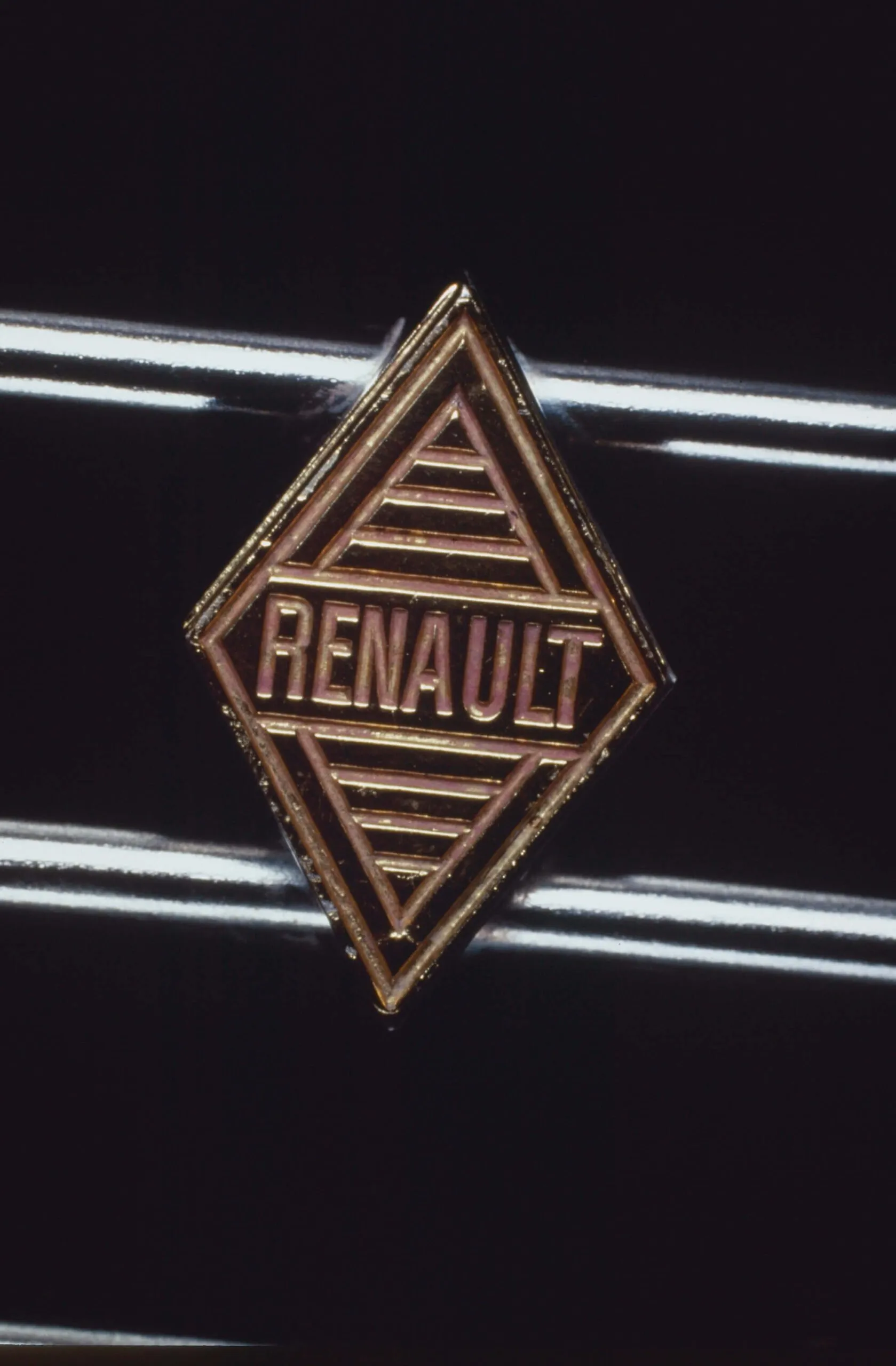Renault yeni logo elmas 2021 ajansara (5)